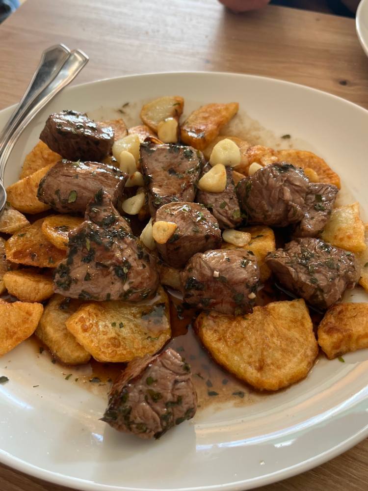 Dados de vaca al ajillo con patatas